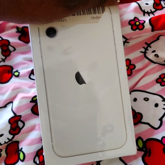 IPhone 11 (white) brank new - never used or opened